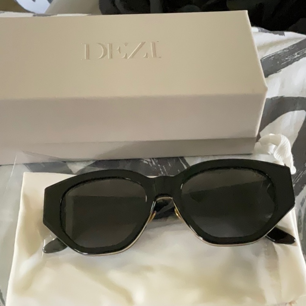 Dezi Charge It sunglasses